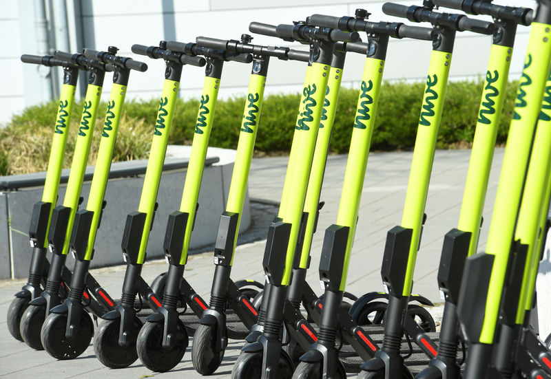 © Reuters. LES TROTTINETTES ÉLECTRIQUES BIENTÔT SOUMISES AU CODE DE LA ROUTE