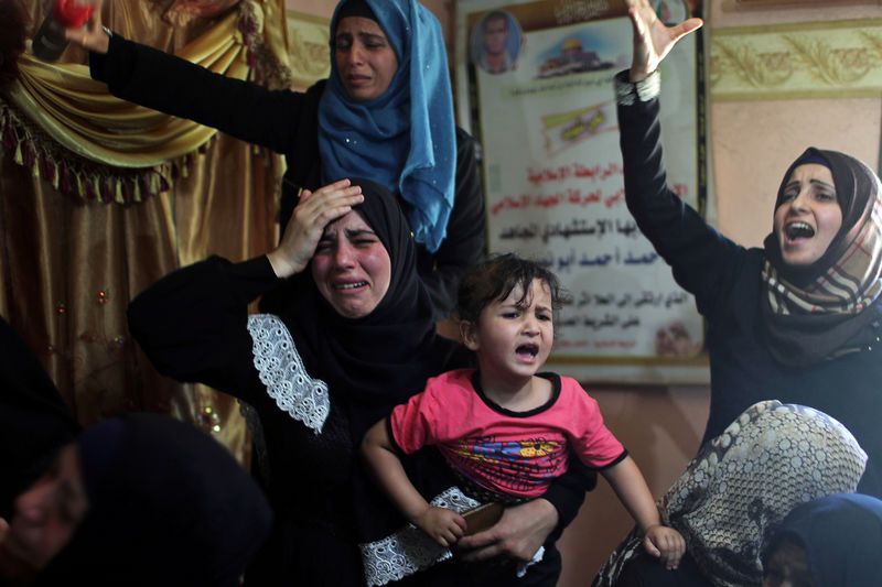 © Reuters. Familiares Raed Abu Tair, muerto durante una protesta en laa frontera entre Israel y Gaza, lloran durante su funeral en el sur de la Franja de Gaza.
