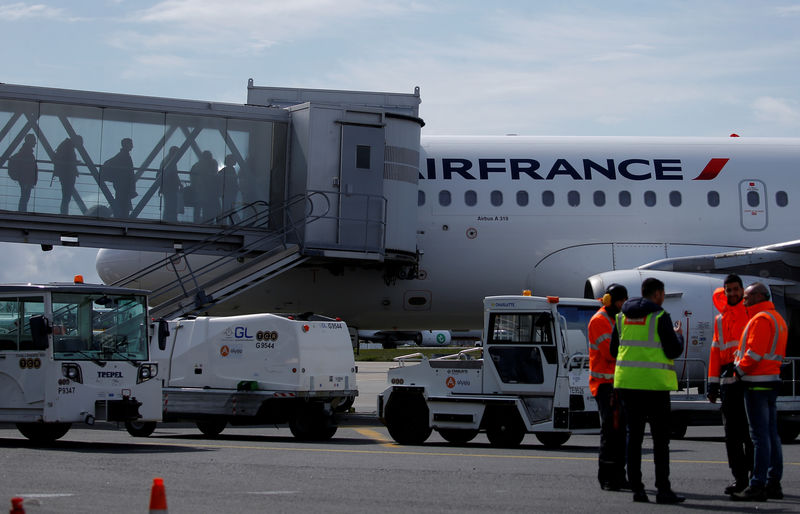 © Reuters. FILE PHOTO: Passengers board an Air France plane at the Nantes-Atlantique airport in Bouguenais near Nantes