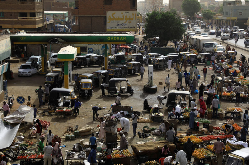 © Reuters. السودان يواجه أزمة وقود وتفاقم أزمة السيولة