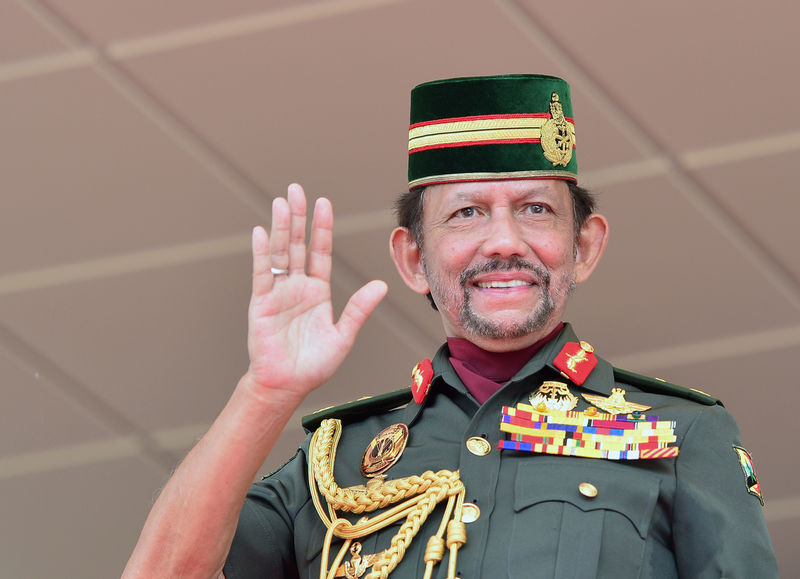 © Reuters. IMAGEN DE ARCHIVO. El sultán de Brunei Hassanal Bolkiah saluda durante la celebración del día nacional en Bandar Seri Begawan.
