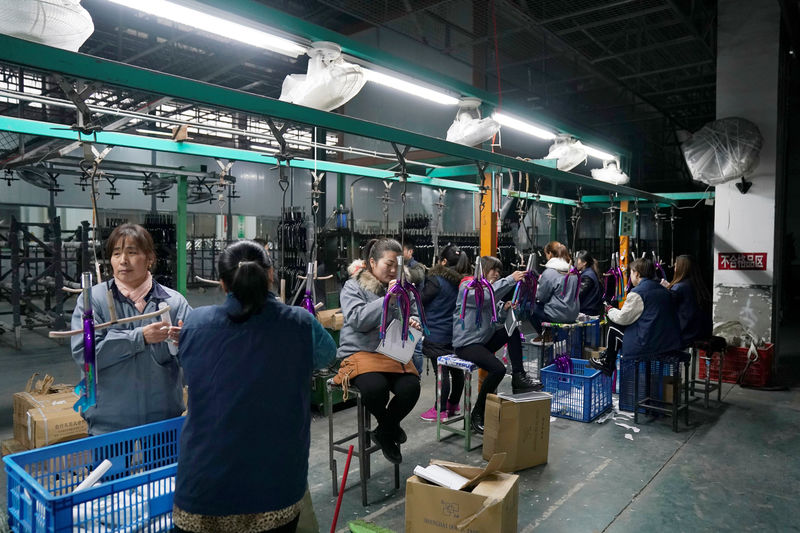 © Reuters. طلبيات التصدير تنخفض في أكبر معرض تجاري في الصين