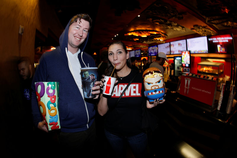 © Reuters. IMAGEN DE ARCHIVO. Aficionados de los Avengers compran maíz inflado y gaseosas en el Teatro Chino de Hollywood para el estreno de "Avengers: Endgame" en Los Angeles.