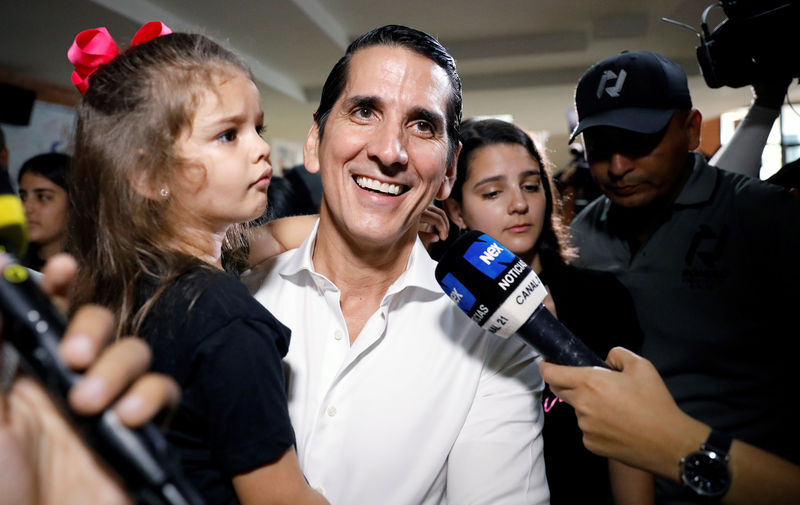 © Reuters. El candidato presidencial Rómulo Roux, de Cambio Democrático (CD), habla con periodistas en una mesa de votación durante las elecciones generales en Ciudad de Panamá.