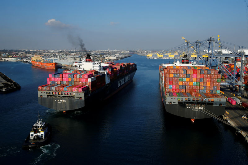 © Reuters. FILE PHOTO: A container ship arrives at Yusen Terminals at the Port of Los Angeles