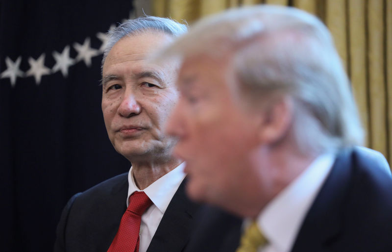 © Reuters. China's Vice Premier Liu He meets with U.S. President Trump in the Oval Office at the White House in Washington