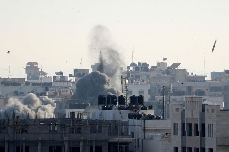 © Reuters. فلسطينيون يقولون إنه تم التوصل لوقف لإطلاق النار مع إسرائيل