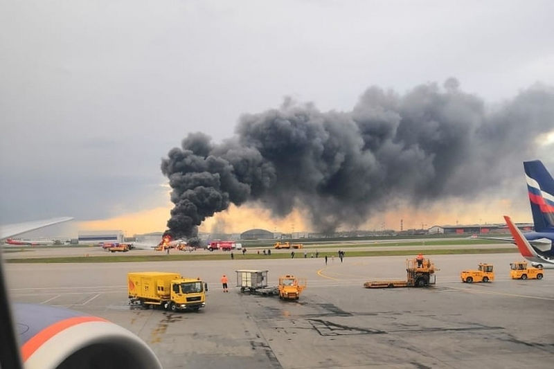 © Reuters. UN AVION EN FEU À L'AÉROPORT DE MOSCOU, 41 MORTS