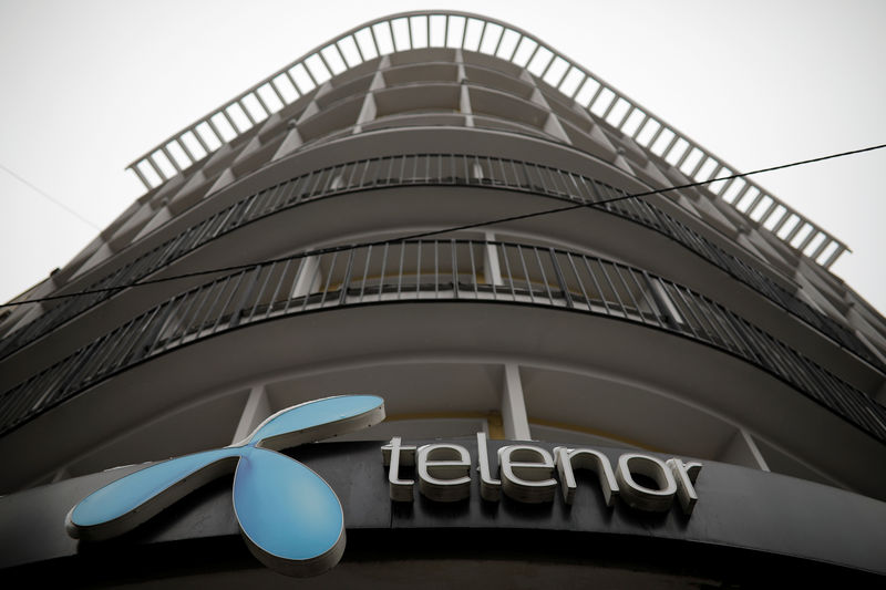© Reuters. FOTO DE ARCHIVO: El logotipo de Telenor se ve en el centro de Belgrado