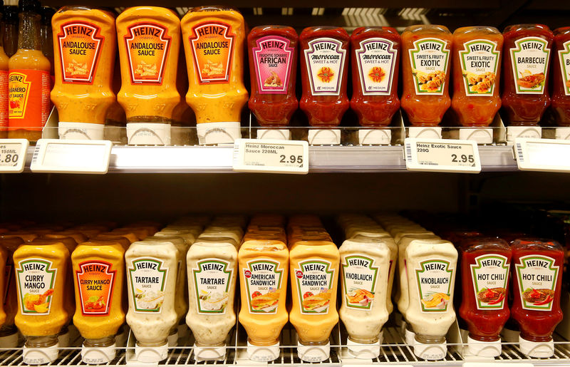 © Reuters. FILE PHOTO: Various Heinz sauces of U.S. food company Kraft Heinz are offered at a supermarket of Swiss retail group Coop in Zumikon