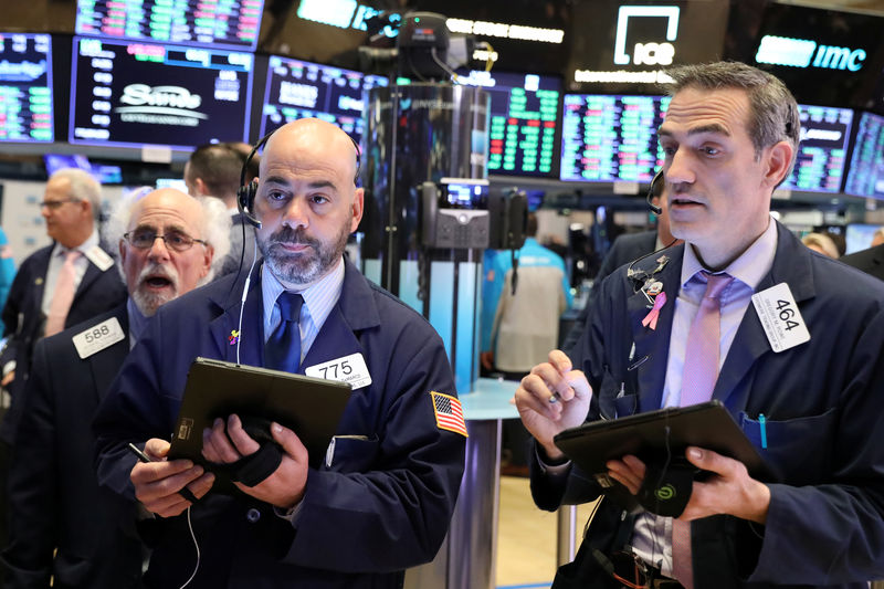 © Reuters. Traders work on the floor at the NYSE in New York