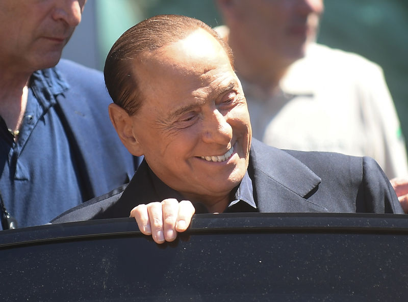 © Reuters. BERLUSCONI QUITTE L'HÔPITAL APRÈS UNE "BELLE FRAYEUR"