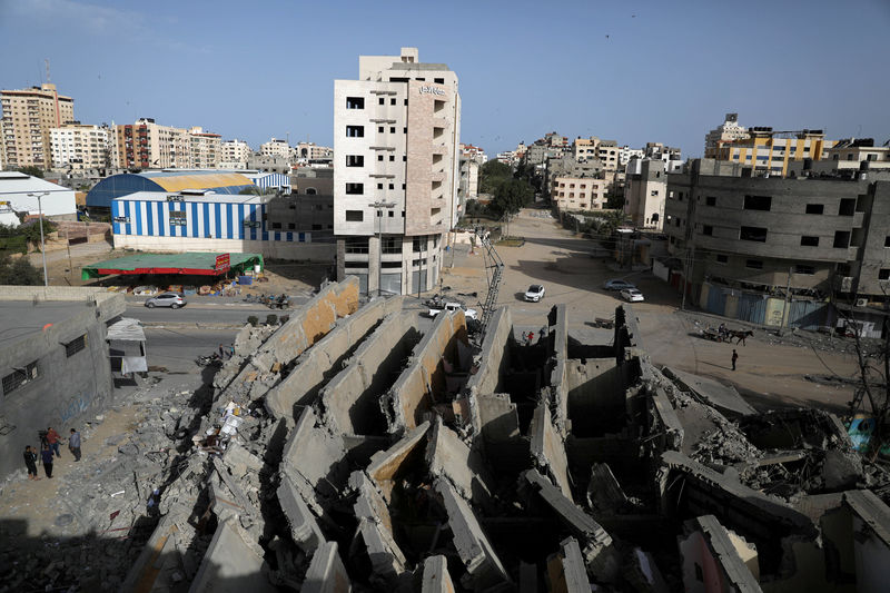 © Reuters. Destroços de prédio destruído por ataque aéreo israelense contra a Faixa de Gaza