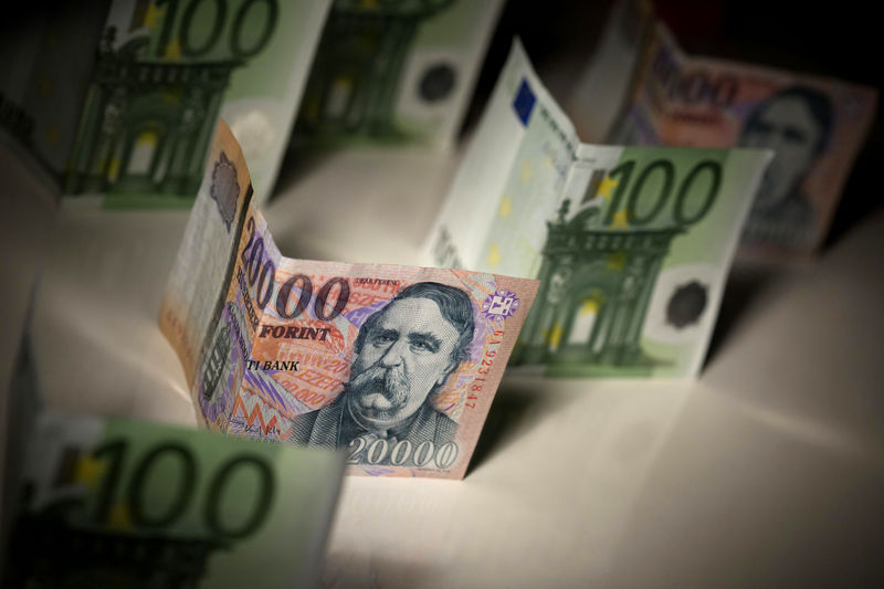 © Reuters. Hungarian forint and Euro notes are seen in this photo illustration taken in Budapest