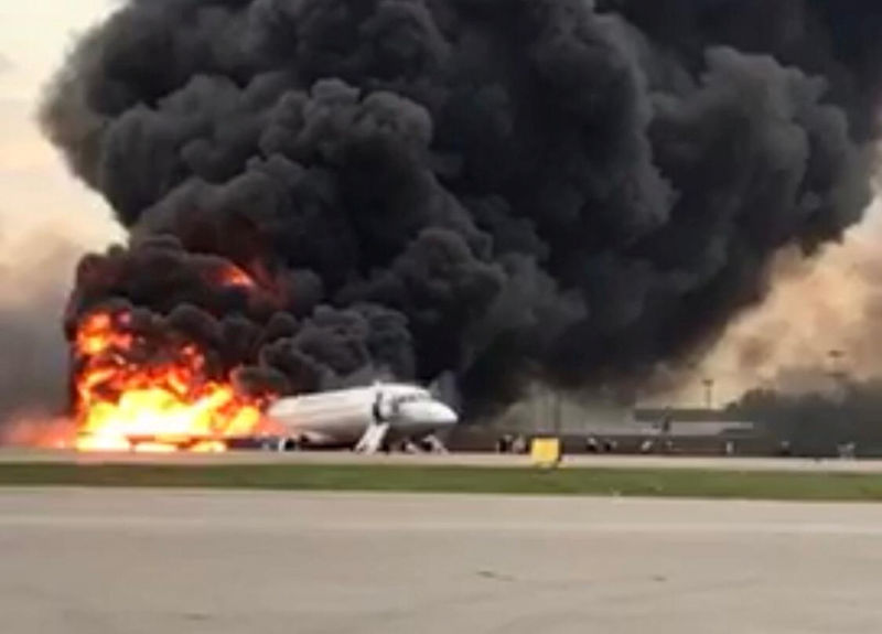 © Reuters. Avião de passageiros em chamas após pouso de emergência em aeroporto de Moscou