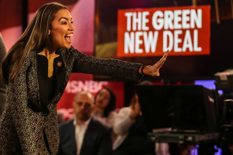 © Reuters. U.S. Representative Alexandria Ocasio-Cortez (D-NY) greets audiences following a televised town hall event in New York