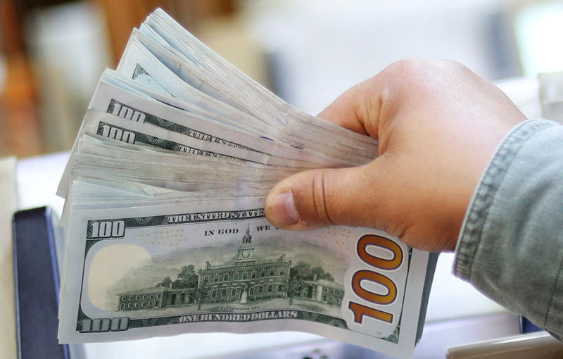 © Reuters. An employee counts U.S. dollar bills at a money exchange office in central Cairo