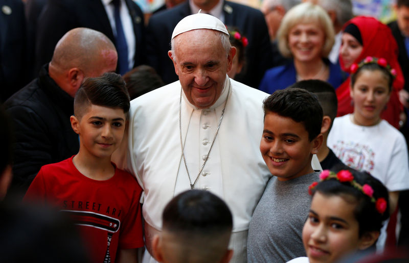 © Reuters. Papa Francisco visita refugiados do Iraque e da Síria na Bulgária