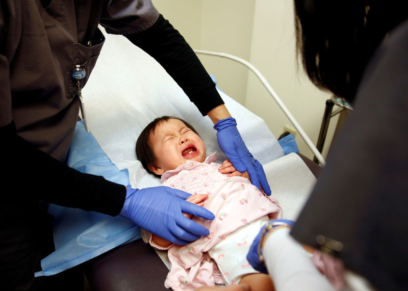 © Reuters. Menina de 1 ano recebe dose de vacina em clínica de Seattle