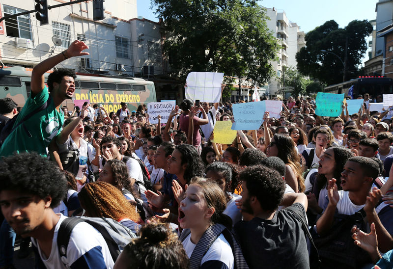 © Reuters. Estudantes de escolas federais do Rio protestam contra presidente Jair Bolsonaro no Rio de Janeiro