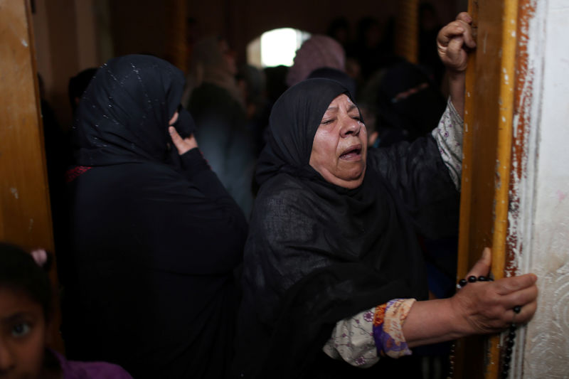 © Reuters. سكان غزة يستهلون شهر رمضان بتشييع القتلى وانتشال الجثث من تحت الأنقاض
