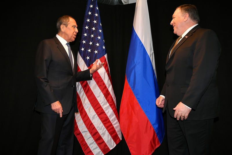 © Reuters. Chanceler da Rússia, Sergei Lavrov, conversa com secretário de Estado dos EUA, Mike Pompeo, em Rovaniemi, na Finlândia