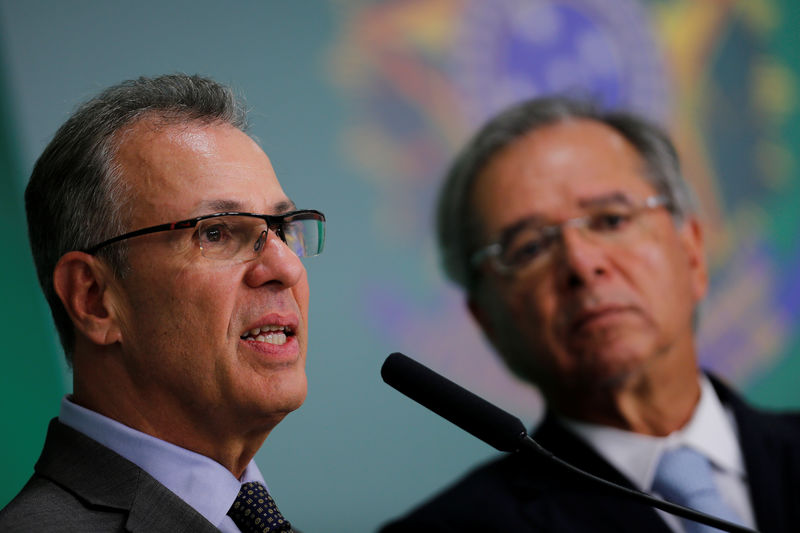© Reuters. Ministro de Minas e Energia, Bento Albuquerque, e ministro da Economia, Paulo Guedes, durante uma conferência em Brasília