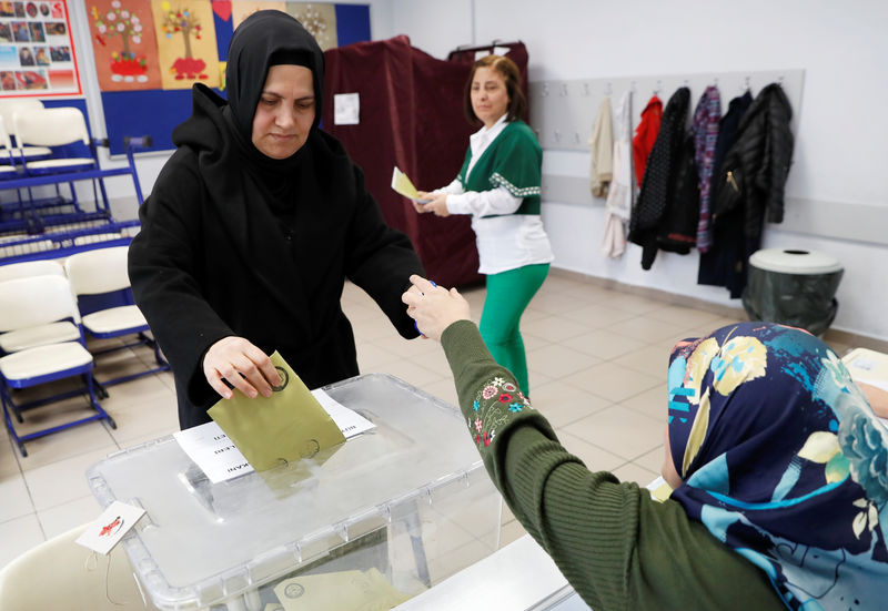 © Reuters. الإعلام الرسمي التركي: مجلس الانتخابات يقرر إعادة الانتخابات في اسطنبول