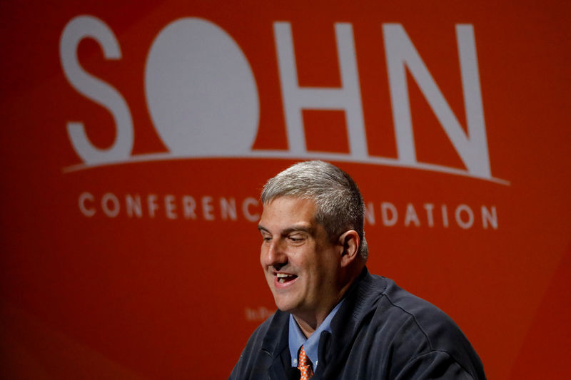 © Reuters. FILE PHOTO: Larry Robbins, Founder, Portfolio Manager and CEO of Glenview Capital Management, presents during the 2018 Sohn Investment Conference in New York