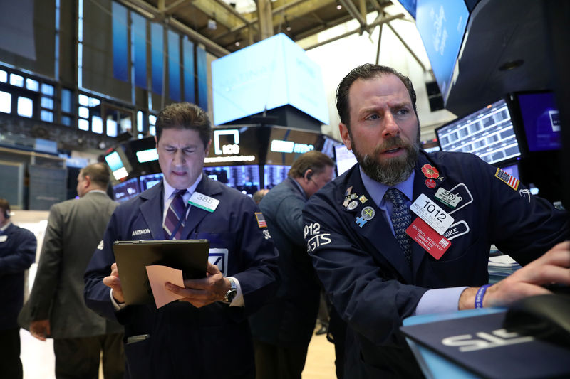 © Reuters. Traders work on the floor at the NYSE in New York