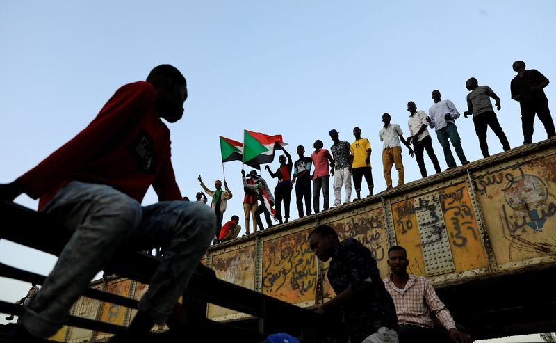 © Reuters. وكالة: القوات السودانية تضبط أسلحة وأحزمة ناسفة خلال مداهمة عقار