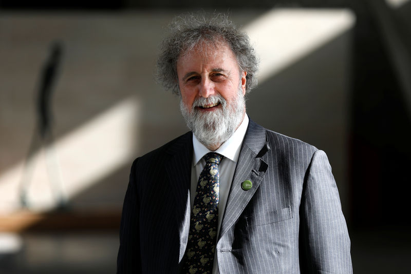 © Reuters. Cientista Robert Watson durante entrevista à Reuters em Paris