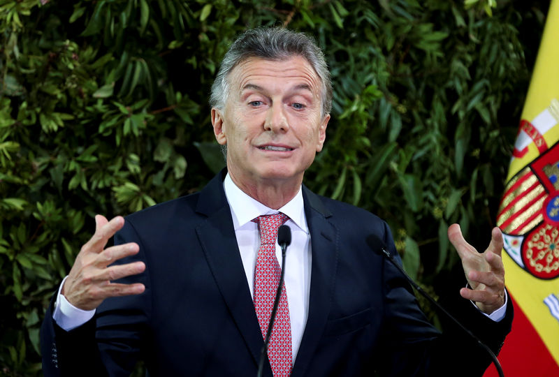 © Reuters. FILE PHOTO: Argentina's President Mauricio Macri gestures as he gives a speech during a state dinner at the Centro Cultural Kirchner, in Buenos Aires