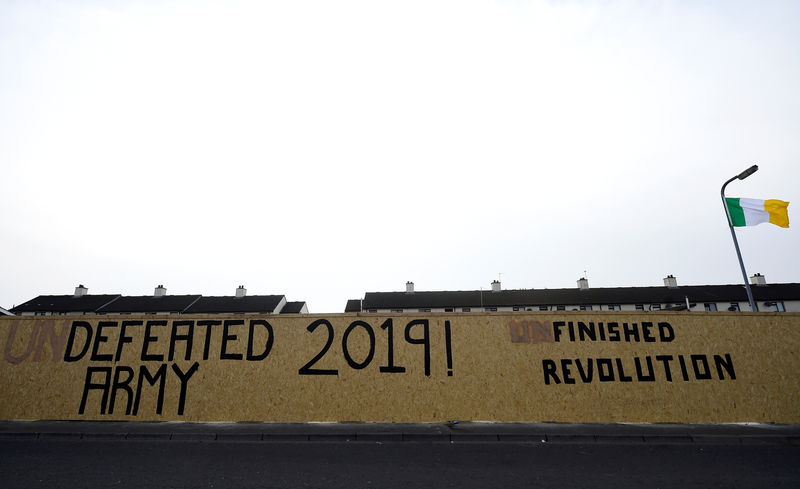 © Reuters. Muro com grafite do IRA em Londonderry, na Irlanda do Norte, antes de ser pintado pela população local