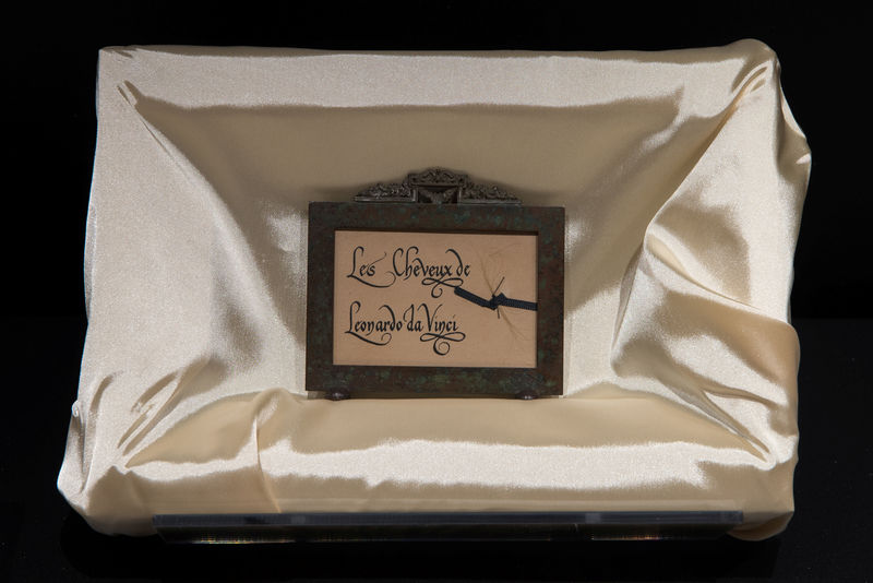 © Reuters. Un mechón de pelo que está siendo sometido a pruebas de ADN en una caja con palabras escritas en francés que dicen "cabello de {{0|Leonardo da Vinci}}" en el Museo {{0|Leonardo da Vinci}}, Italia.
