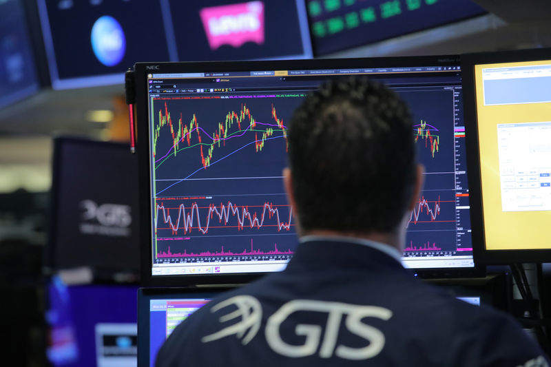 © Reuters. Трейдеры на бирже в Нью-Йорке