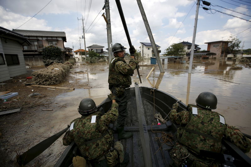 © Reuters. Japanese Self-Defence Force's 1st Infantry Regiment soldiers is seen on a boat while conducting a search and rescue operation at a residential area flooded by the Kinugawa river, caused by Typhoon Etau at Araigi town in Joso