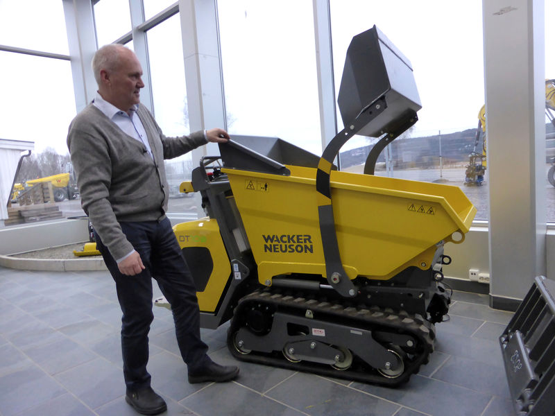 © Reuters. Hagen of German machinery maker Wacker Neuson, shows an electric construction machinery near Oslo