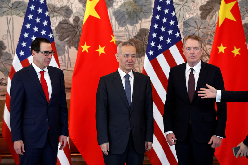 © Reuters. FILE PHOTO: Chinese Vice Premier Liu He, U.S. Treasury Secretary Steven Mnuchin and U.S. Trade Representative Robert Lighthizer arrive for a group photo session after concluding their meeting at the Diaoyutai State Guesthouse in Beijing