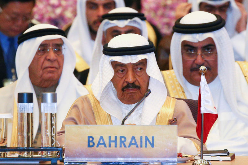 © Reuters. رئيس وزراء البحرين يتصل بأمير قطر لتهنئته برمضان في أول اتصال منذ المقاطعة