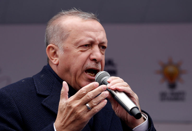 © Reuters. أردوغان يقول تركيا تواجه "تخريبا" اقتصاديا