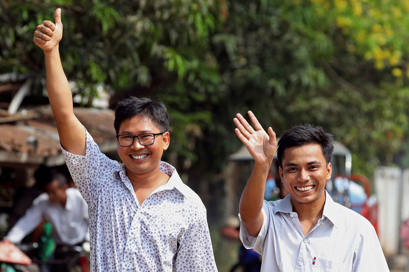 © Reuters. Repórteres da Reuters Wa Lone e Kyaw Soe Oo após deixarem prisão em Yangon