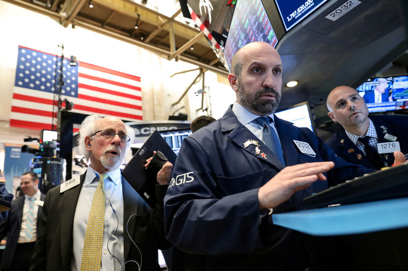 © Reuters. FILE PHOTO: Traders work on the floor at the NYSE in New York