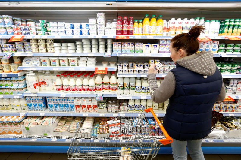 © Reuters. Покупательница в супермаркете Дикси в Москве