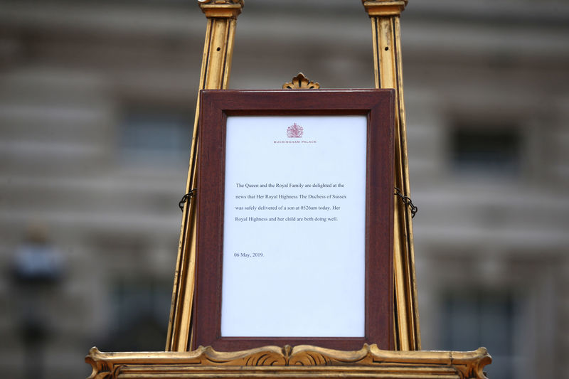 © Reuters. Caballete en patio de Palacio de Buckingham anuncia nacimiento de bebé real en Londres