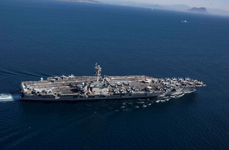 © Reuters. Porta-aviões dos EUA Abraham Lincoln no mar Mediterrâneo