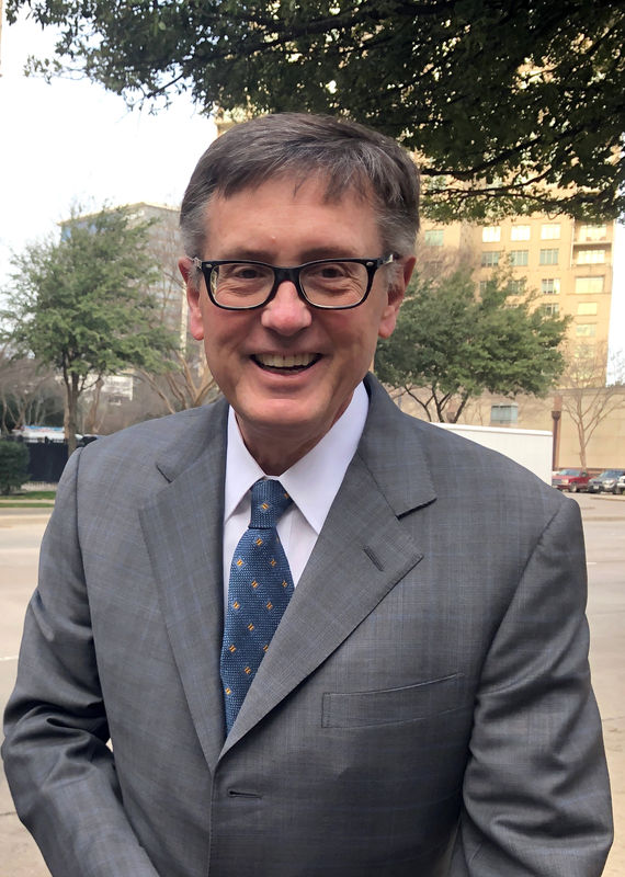 © Reuters. FILE PHOTO: Federal Reserve Vice Chairman Clarida poses before boarding a bus to tour South Dallas as part of a community outreach by U.S. central bankers in Dallas