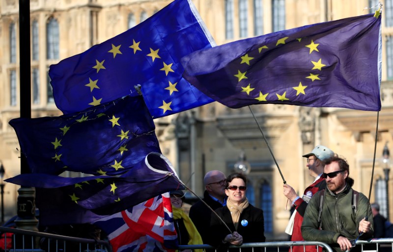 © Reuters. FOTO DE ARCHIVO: Manifestantes contra el Brexit sostienen banderas de la UE mientras se manifiestan afuera de las Casas del Parlamento, en Londres