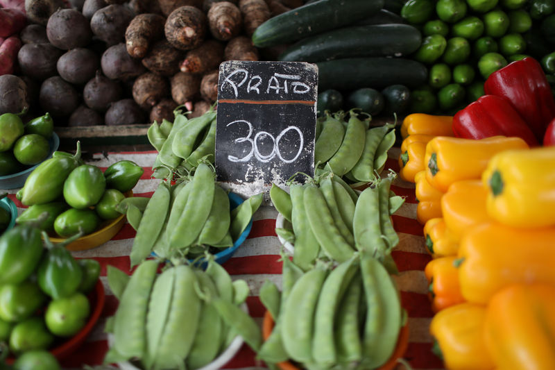 © Reuters. FILE PHOTO: Food is displayed at a street market in Rio de Janeiro