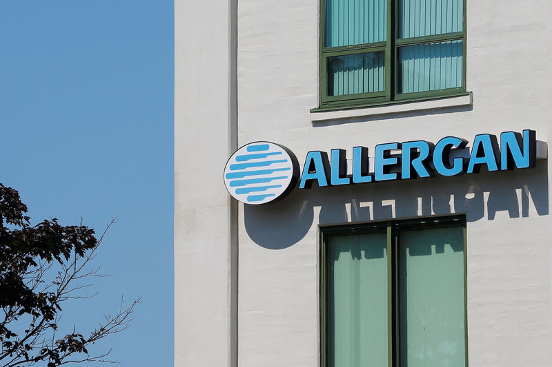 © Reuters. Логотип компании Allergan на офисном здании в Медфорде